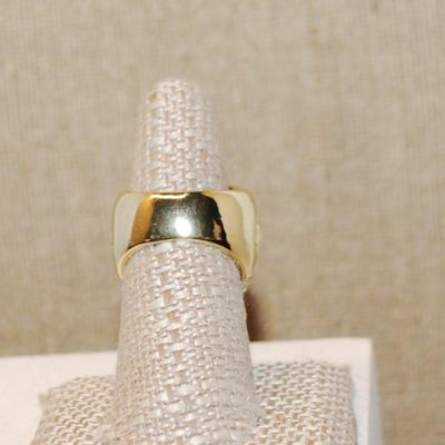 Size 7¼ Large Solid Brilliant Party Style Ring with Lots of Glitter on a Gold Tone Band (17.1g)