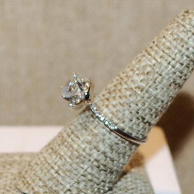 Size 7½ Main Clear Stone on a Circle of Accent Stones Ring on a Silver Tone Band (2.4g)