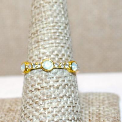 Size 7½ Opal-Style 3 Opaque Round Stones Ring with Clear Stones in Between on a Gold Tone Band (1.5g)