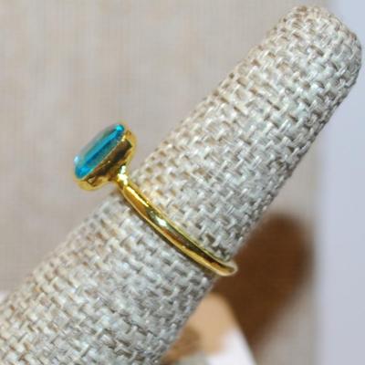 Size 7 ½ Rectangle CORNFLOWER BLUE Single Stone Ring on a Gold Tone Band (2.0g)