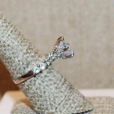 Size 7½ Wedding/Engagement Style Hi-Rise 6 Prong Large Clear Stone Ring & 8 Stone Accents on a Silver Tone Band (4.3g)