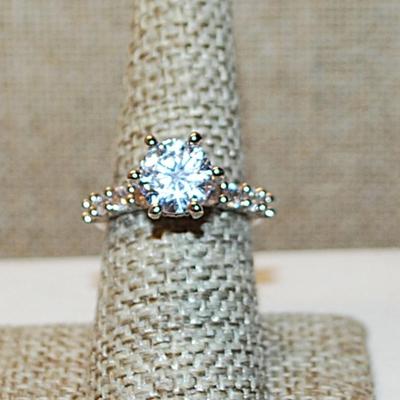 Size 7½ Wedding/Engagement Style Hi-Rise 6 Prong Large Clear Stone Ring & 8 Stone Accents on a Silver Tone Band (4.3g)