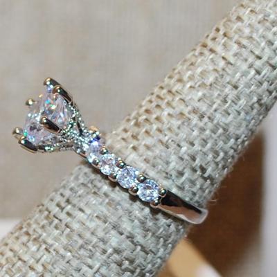 Size 7½ Wedding/Engagement Style Hi-Rise 6 Prong Large Clear Stone Ring & 8 Stone Accents on a Silver Tone Band (4.3g)