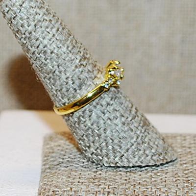 Size 7¾ Side Positioned Marquise Shaped Clear Main Stone Ring with a Gold Tone Band (2.2g)