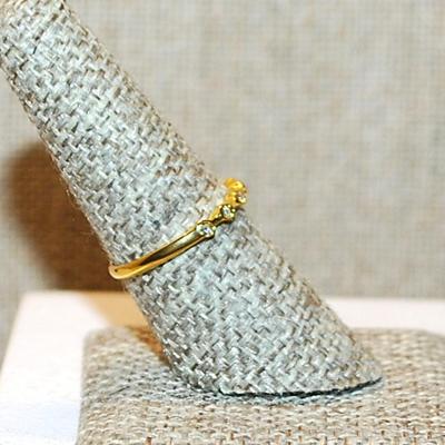 Size 7¾ Round Clear Stones 8 in a Row Ring on a Gold Tone Band (1.3g)