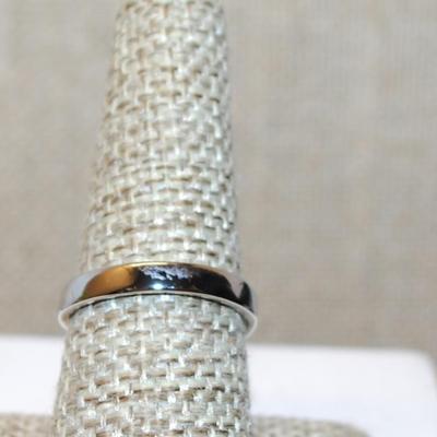 Size 8 Marked .925 Highrise 6 Prong Round Clear Stone Ring on an Overlap Silver Band (4.8g)