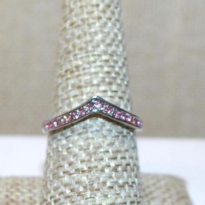 Size 8 "V" Style Ring with Row of Small Pink Stones on a Silver Tone Band (2.2g)