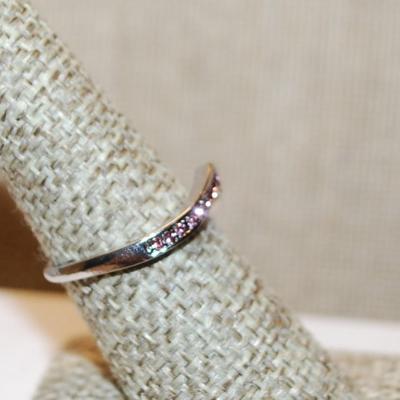 Size 8 "V" Style Ring with Row of Small Pink Stones on a Silver Tone Band (2.2g)