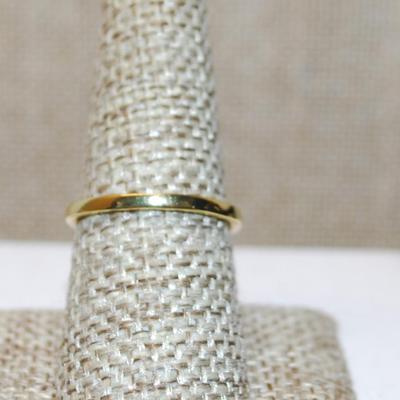 Size 8 Overlap Style Setting Ring with Small Main Stone & Side Accents on a Gold Tone Band (2.2g)