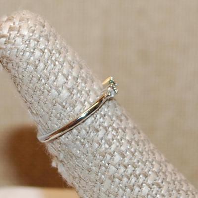 Size 8 Marked .925 Delicate Green Rectangle Stone Ring with 2 Round Clear Stone Sides on a Silver Band (1.2g)