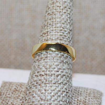 Size 8 Half Infinity Style Ring with Center Row of Clear Stones on a Gold Tone Band (3.6g)