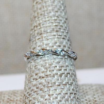 Size 8 Delicate Swirls Intertwined Ring with Clear Stones and Silver Tone Band (1.3g)