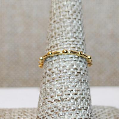 Size 8¼ Delicate RED HEART Ring with 2 Side Accents on a Gold Tone Knotted Band (1.3g)