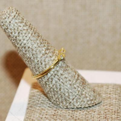 Size 8¼ Delicate CLEAR Rectangle Stone Ring with 2 Side Round Accent Stone on Gold Colored Band (0.9g)