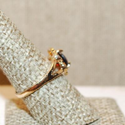 Size 9 Deep Red Round Stone Ring with "Circles" Accents on a Gold Tone Band (3.0g)