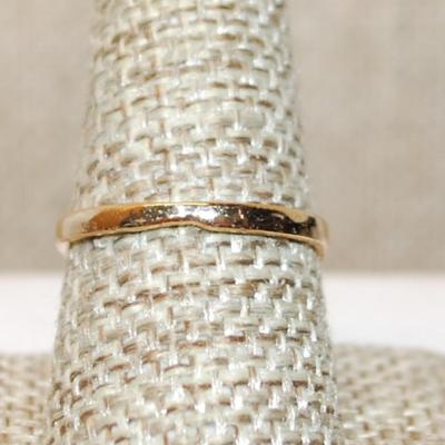 Size 9 Deep Red Round Stone Ring with "Circles" Accents on a Gold Tone Band (3.0g)