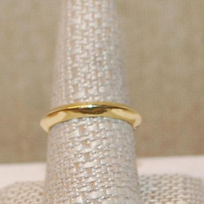 Size 9 Half Infinity Style Ring & Clear Stone Accents on a Beveled Gold Tone Band (3.1g)