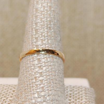 Size 9 Very Light Blue Single Stone Ring on a "Flower" Style Gold Tone Band (3.2g)