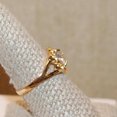 Size 9 Very Light Blue Single Stone Ring on a "Flower" Style Gold Tone Band (3.2g)