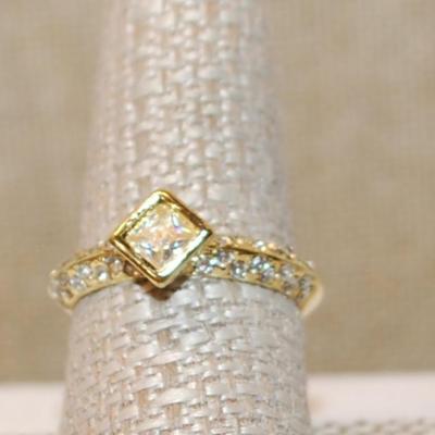 Size 9 Clear Main Stone in a "Diamond Shaped" Setting Ring & Accents On a Beveled Gold Tone Band (3.7g)