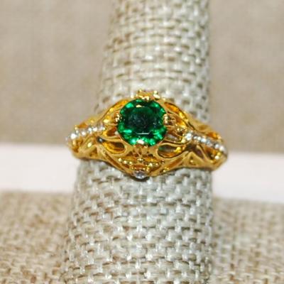 Size 9¼ Highrise 4 Prong Green Stone Ring Side Line Accent Stones on a Gold Tone Band (4.7g)