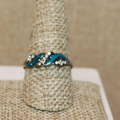 Size 9½ Black Banded Ring with Dark Aquamarine Swirls & Clear Stone Accents (2.7g)