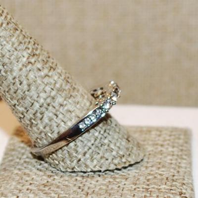 Size 10¾ High Row of Clear Stones Ring with Under Setting Accents on a Silver Tone Band (3.0g)