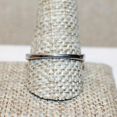 Size 10¾ High Row of Clear Stones Ring with Under Setting Accents on a Silver Tone Band (3.0g)