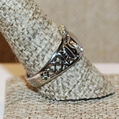 Size 9 Crowned "HEART in HANDS" Ring on a Silver Tone No-Stones Band (3.9g)