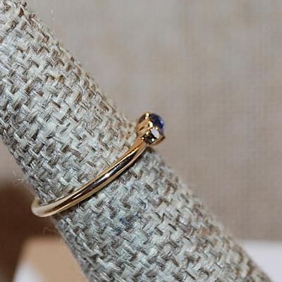 Size 8½ Delicate Round BLUE Stone Ring & 2 Opaque White Side Stones on a Gold Tone Band (1.1g)