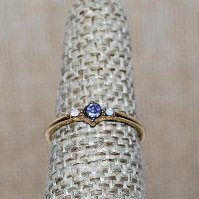 Size 8½ Delicate Round BLUE Stone Ring & 2 Opaque White Side Stones on a Gold Tone Band (1.1g)