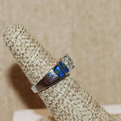 Size 8 Clear Oval Center Stone & 4 Blue & Yellow "Panels" Ring with 8 Side Accent Stones on a Silver Tone Band (5.0g)