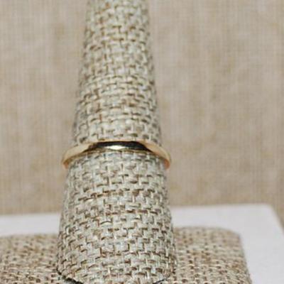 Size 9 Delicate Triple Round Clear Stones Ring in a "V" Setting on a Gold Tone Band (1.4g)