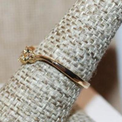 Size 9 Delicate Triple Round Clear Stones Ring in a "V" Setting on a Gold Tone Band (1.4g)