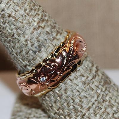 Size 9 ROSE GOLD Graphic Designed Ring on a Gold Tone Band (7.8g)