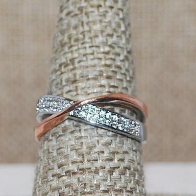 Size 8 Two Tone Rose Gold & Silver Tone Criss-Cross Ring on a Silver Tone Band (3.4g)