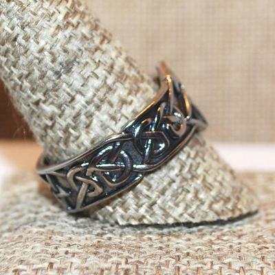 Size 11 Metal No-Stones "Interlocking STAR" Ring on a Solid Silver Tone Band (6.7g)