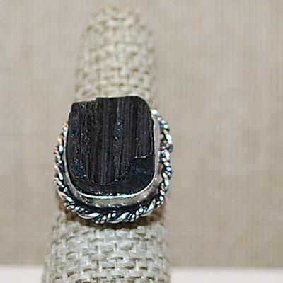 Size 6½ Marked .925 Square Shaped BLACK TITANIUM Gemstone Ring with "Swirled Rope Surround" on a Silver-Plated Band (6.8g)