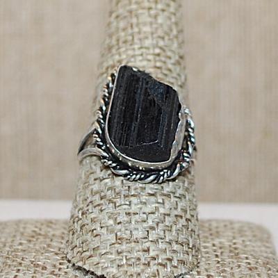 Size 9 Marked .925 TRAPAZOID Shaped BLACK TITANIUM Gemstone Ring with "Looped Surround" on a Silver-Plated Band (5.7g)