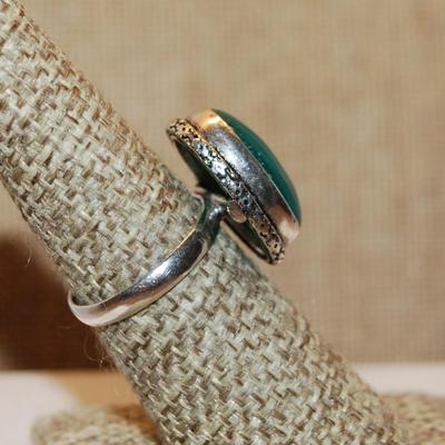 Size 7 Marked .925 Opaque GREEN CABOCHON Gemstone Ring on a Silver-Plated Band (4.6g)