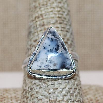 Size 9½ Marked .925 Triangle Shape BLUES & WHITES AGATE Gemstone Ring with Silver-Plated Band (4.9g)