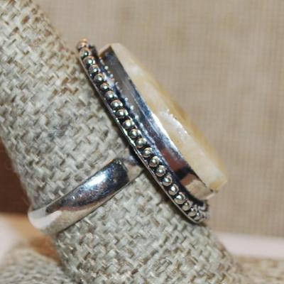 Size 9 Pointed PEAR Shape Multi-Colored BEIGE AGATE Gemstone Ring with Full Surround on a Silver Tone Band (9.3g)