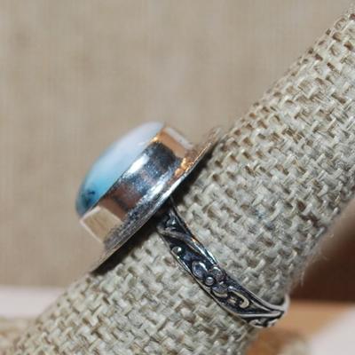 Size 9 Round SKY BLUES CABOCHON Gemstone Ring with Full Flat Surround on a Decorative Silver Tone Band (6.5g)