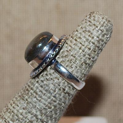 Size 5 Small Oval GREYS & BLACK Colored CABOCHON Gemstone Ring with Swirled Surround on a Silver Tone Band (5.7g)