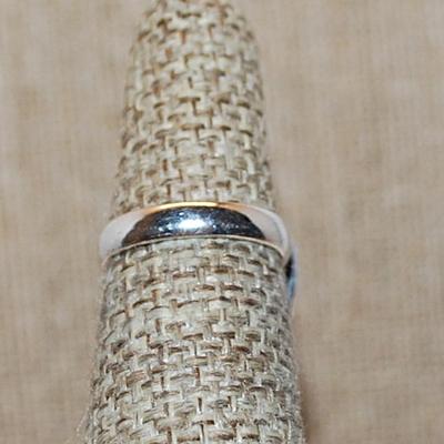 Size 5 Small Oval GREYS & BLACK Colored CABOCHON Gemstone Ring with Swirled Surround on a Silver Tone Band (5.7g)