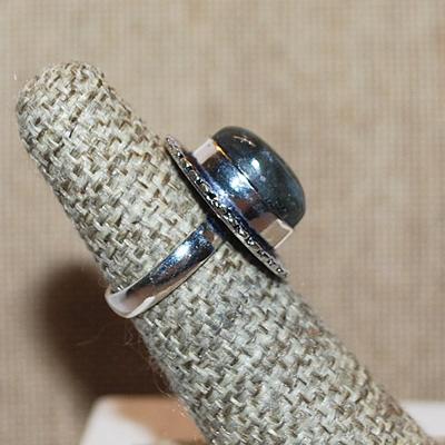 Size 5 Small Oval GREYS & BLACK Colored CABOCHON Gemstone Ring with Swirled Surround on a Silver Tone Band (5.7g)