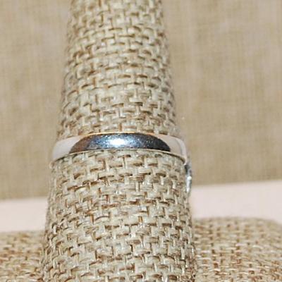 Size 9½ BLUE Pear Shape Transparent Glass Rhinestone Ring with a 6 Loop Rim Setting on a Silver Tone Band (4.9g)