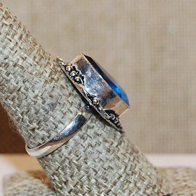 Size 8½ BLUE Pear Shape Transparent Glass Rhinestone Ring with a 6 Loop PEAR SHAPE Rim Setting on a Silver Tone Band (4.6g)