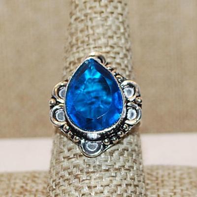 Size 8½ BLUE Pear Shape Transparent Glass Rhinestone Ring with a 6 Loop PEAR SHAPE Rim Setting on a Silver Tone Band (4.6g)