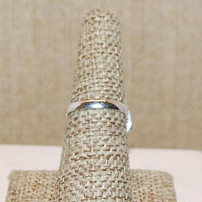 Size 7 Light GREEN Pear Shape Transparent Glass Rhinestone Ring with a 4 Loop Rim Setting on a Silver Tone Band (4.6g)